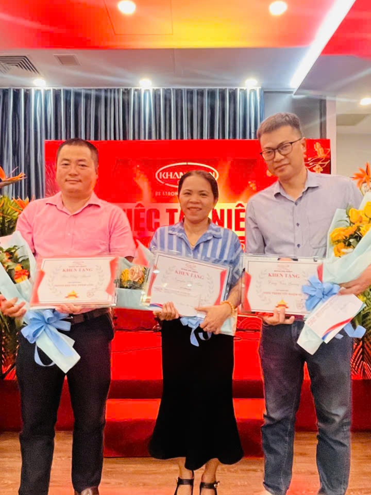 Trao thưởng cho nhân viên 