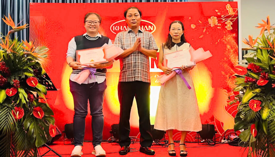 Trao thưởng cho nhân viên